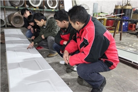 工业提升门合作多年客户到厂参观