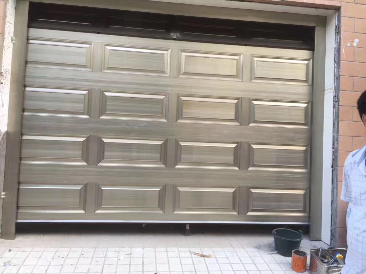 佛山鑫广大厂家直销批发 尊贵型铝合金车库翻板门滑升门 电泳香槟电泳银白 佛山鑫广大厂家直销批发 尊贵型铝合金车库翻板门滑升门 电泳香槟电泳银白