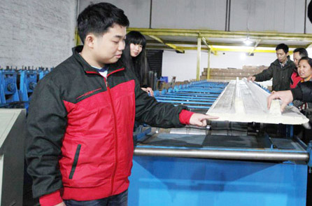 网上工业提升门客户到厂参观